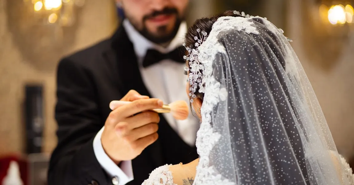 عروسان سعيدان بعرس صغير